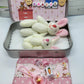 🐰 50% RABATT! 🎁 Mummy Bunny Mini Plyschfickask i Plåt – Söt Presentförpackning, Samlarbar & Perfekt för Påsken 🐣
